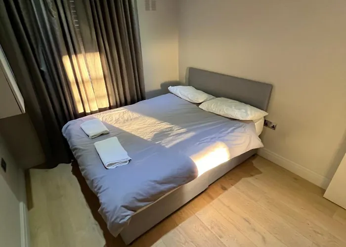 Modern Two Bed Flat In Notting Hill