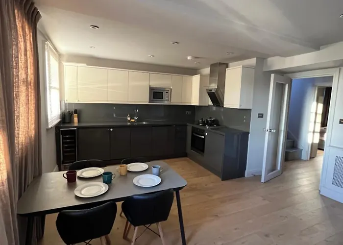 Modern Two Bed Flat In Notting Hill
