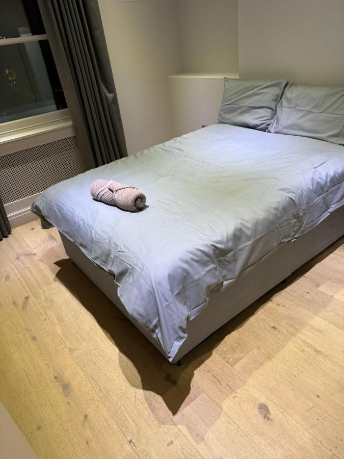 Modern Two Bed Flat In Notting Hill London