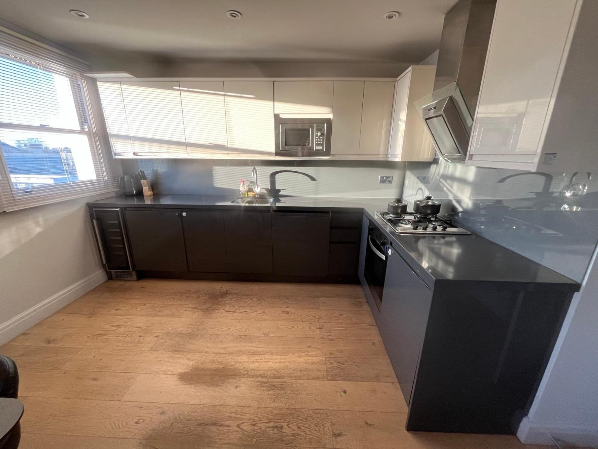 Modern Two Bed Flat In Notting Hill *