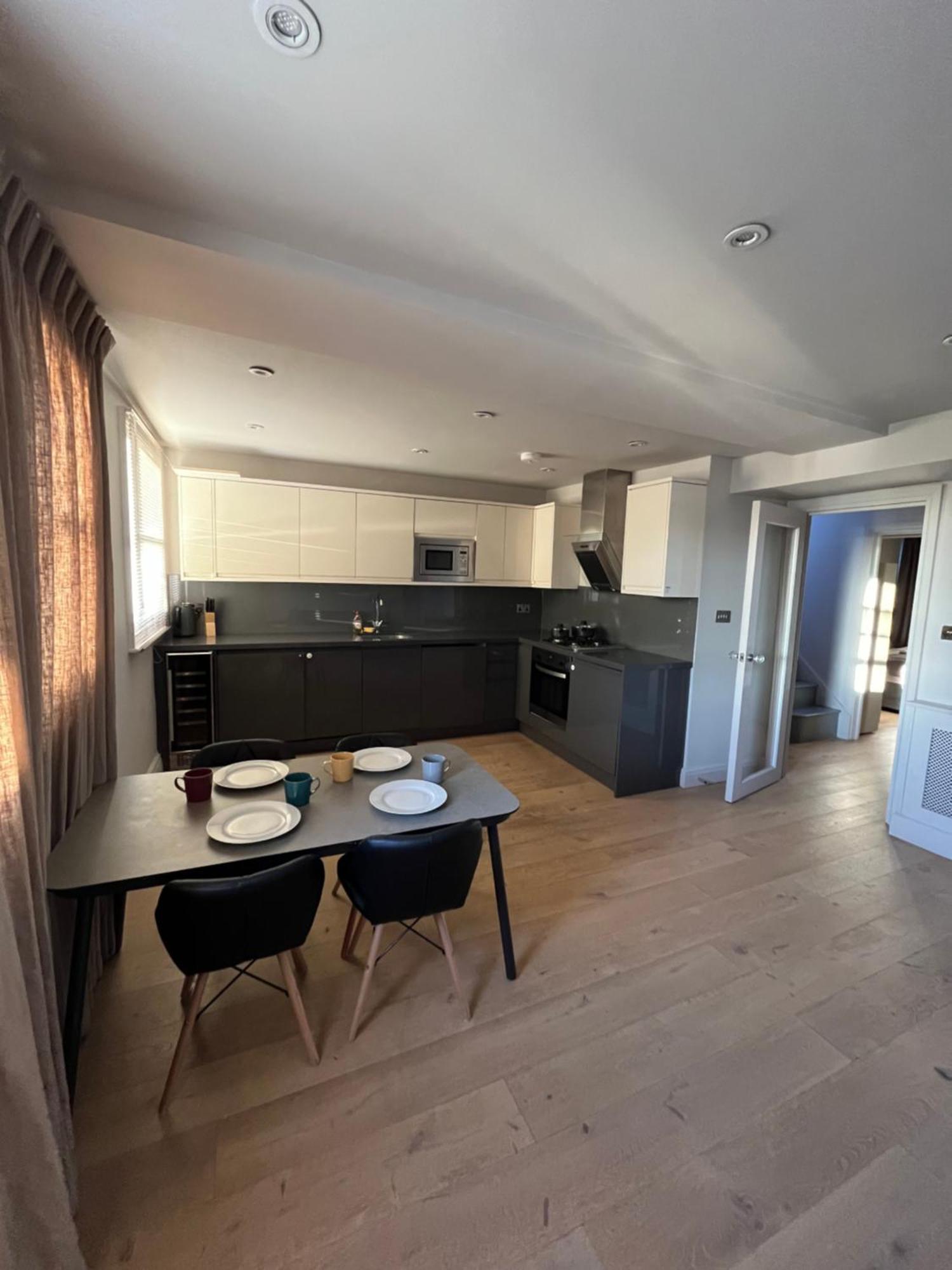 Modern Two Bed Flat In Notting Hill *